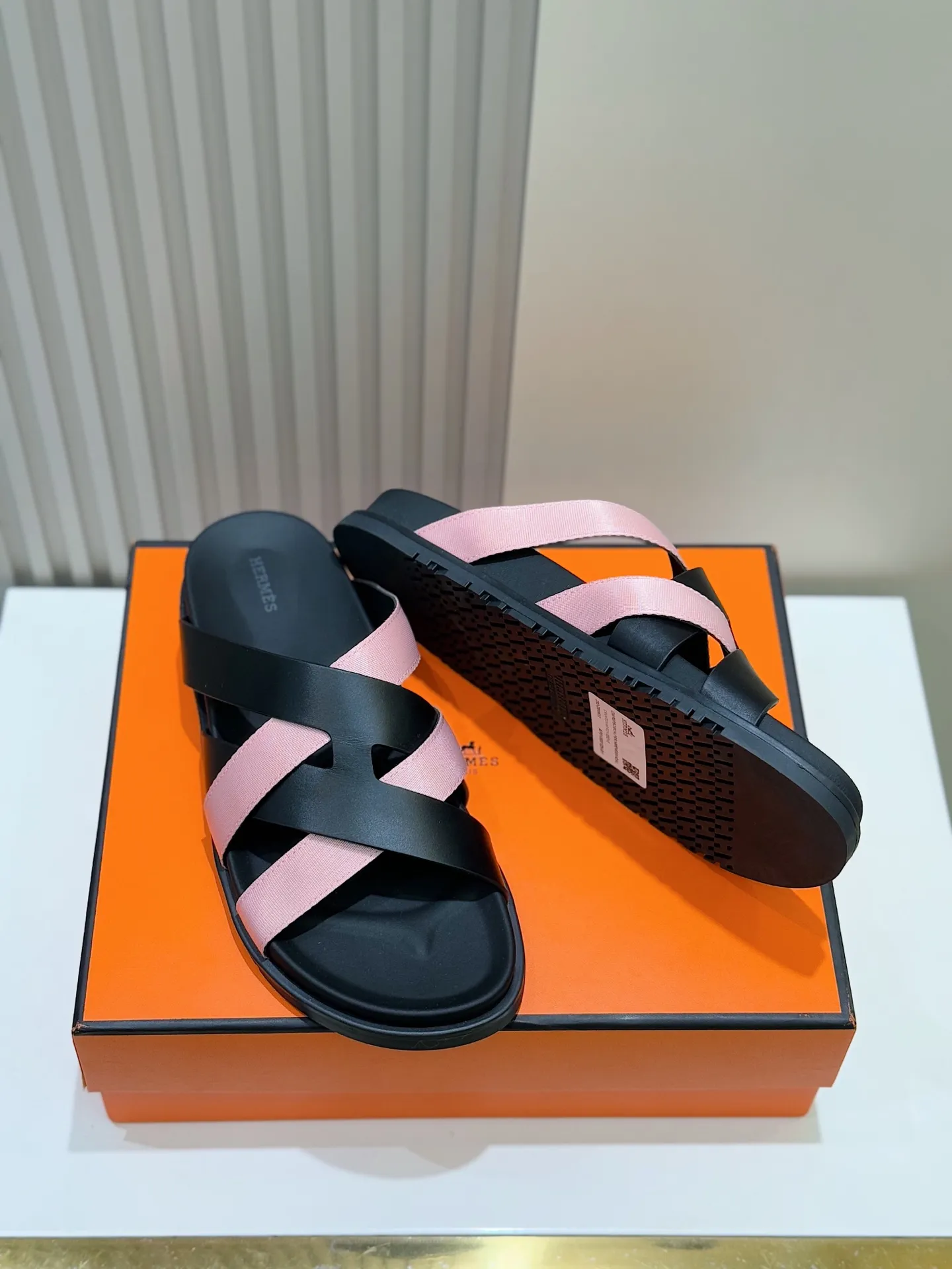 p300💰Men's Shoes Hermes Men's Kazimir Slippers - Top quality woven calfskin functional sandals with an intertwined upper inspired by the "H" iconic pattern to create a casual look, perfect for summer. Imported cowhide + cowhide lining + rubber outsole Size: 39-44 (customized at 38.45.46)